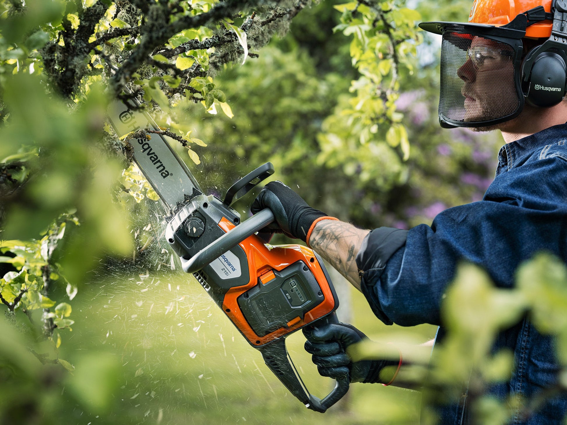 Husqvarna 215i mit Akku und Ladegerät