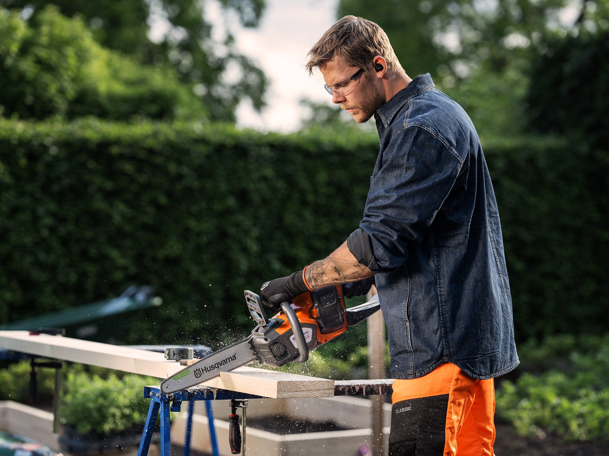 Husqvarna 215i mit Akku und Ladegerät