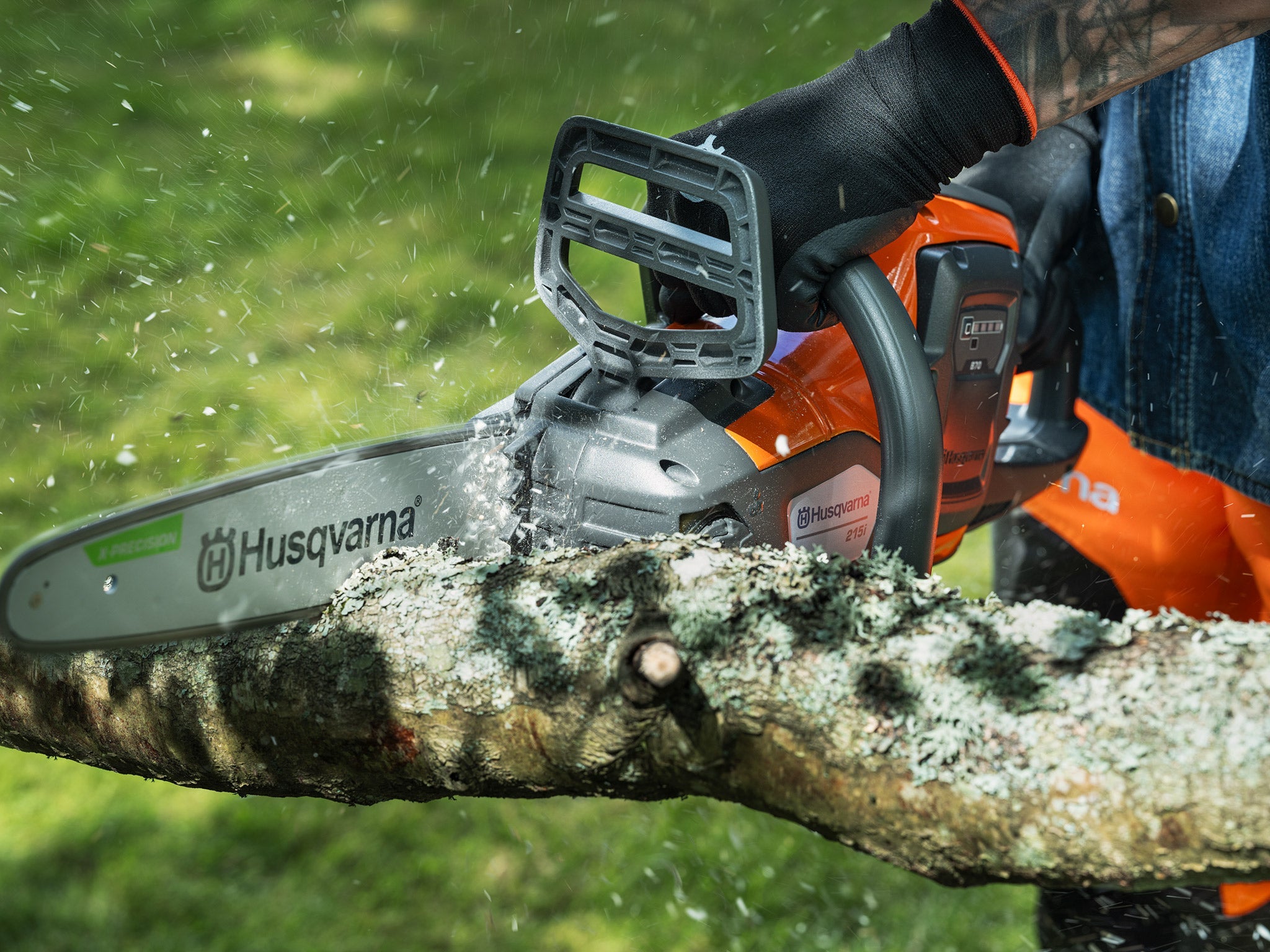 Husqvarna 215i mit Akku und Ladegerät