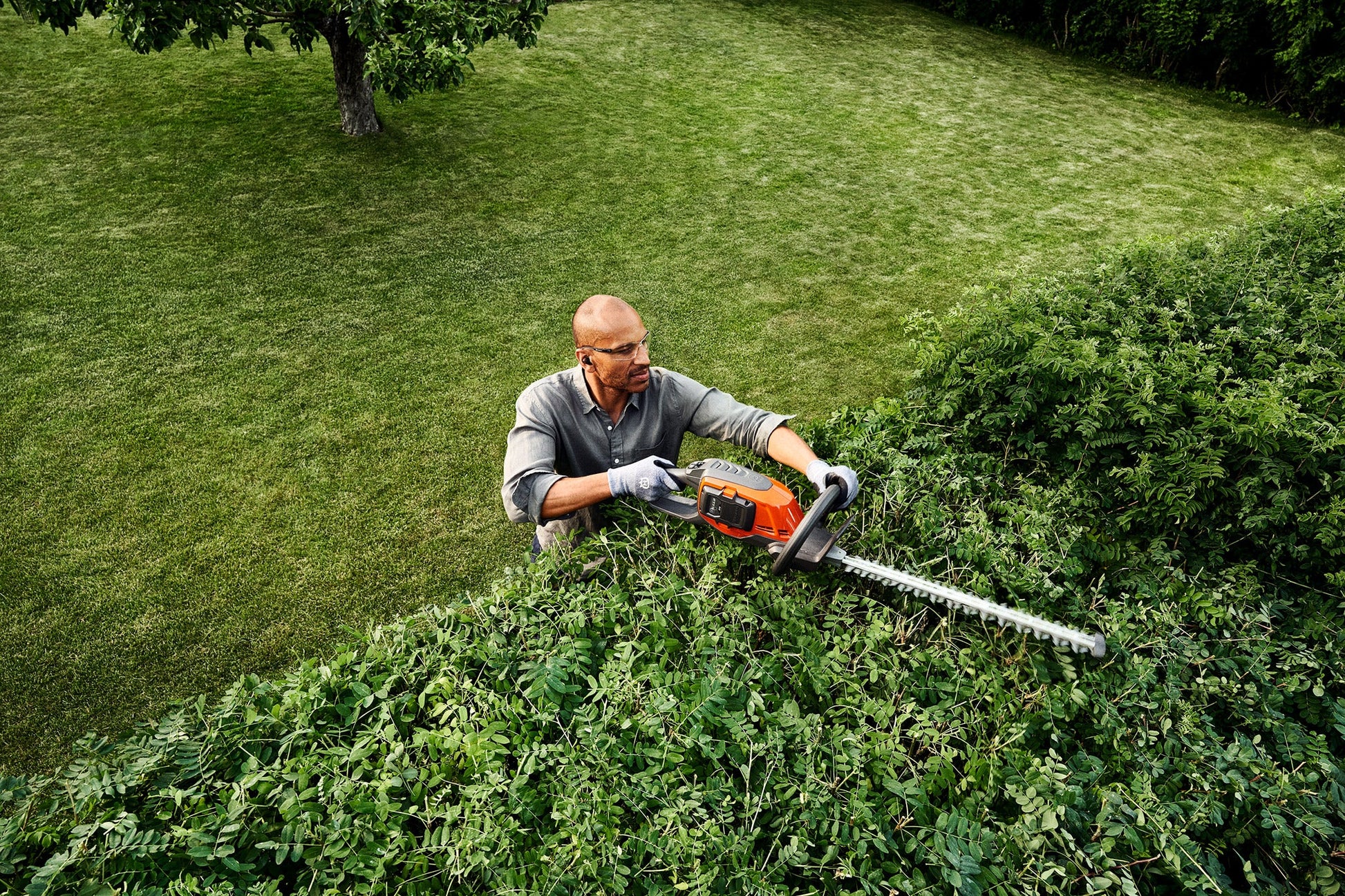 Husqvarna 215iHD45 mit Akku und Ladegerät