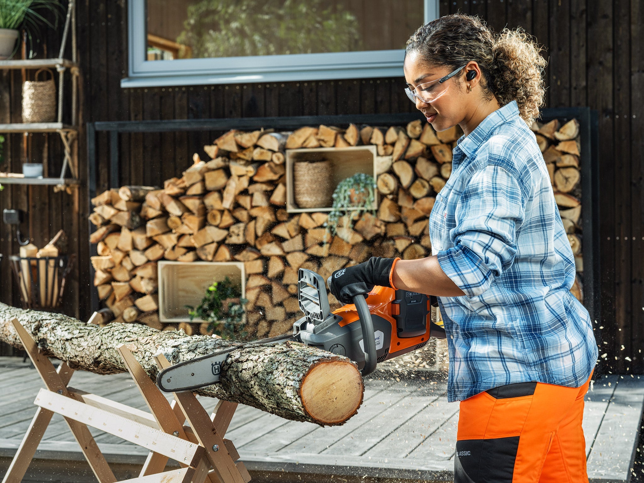 Husqvarna 230i mit Akku und Ladegerät