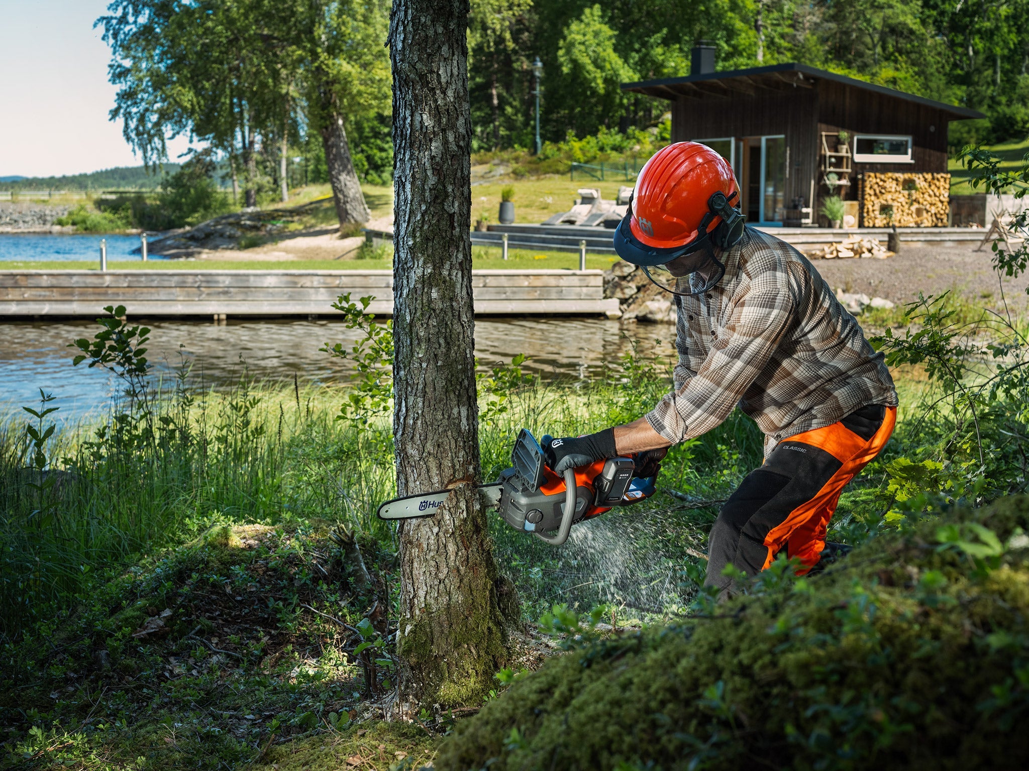 Husqvarna 242i mit Akku und Ladegerät