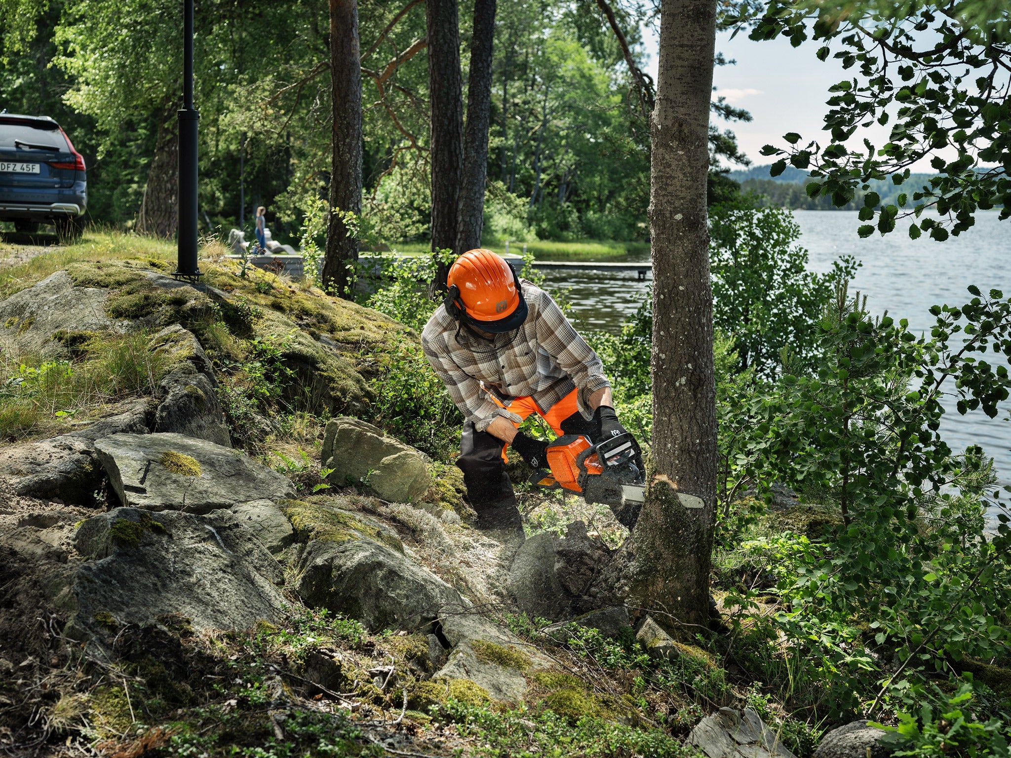 Husqvarna 242i mit Akku und Ladegerät