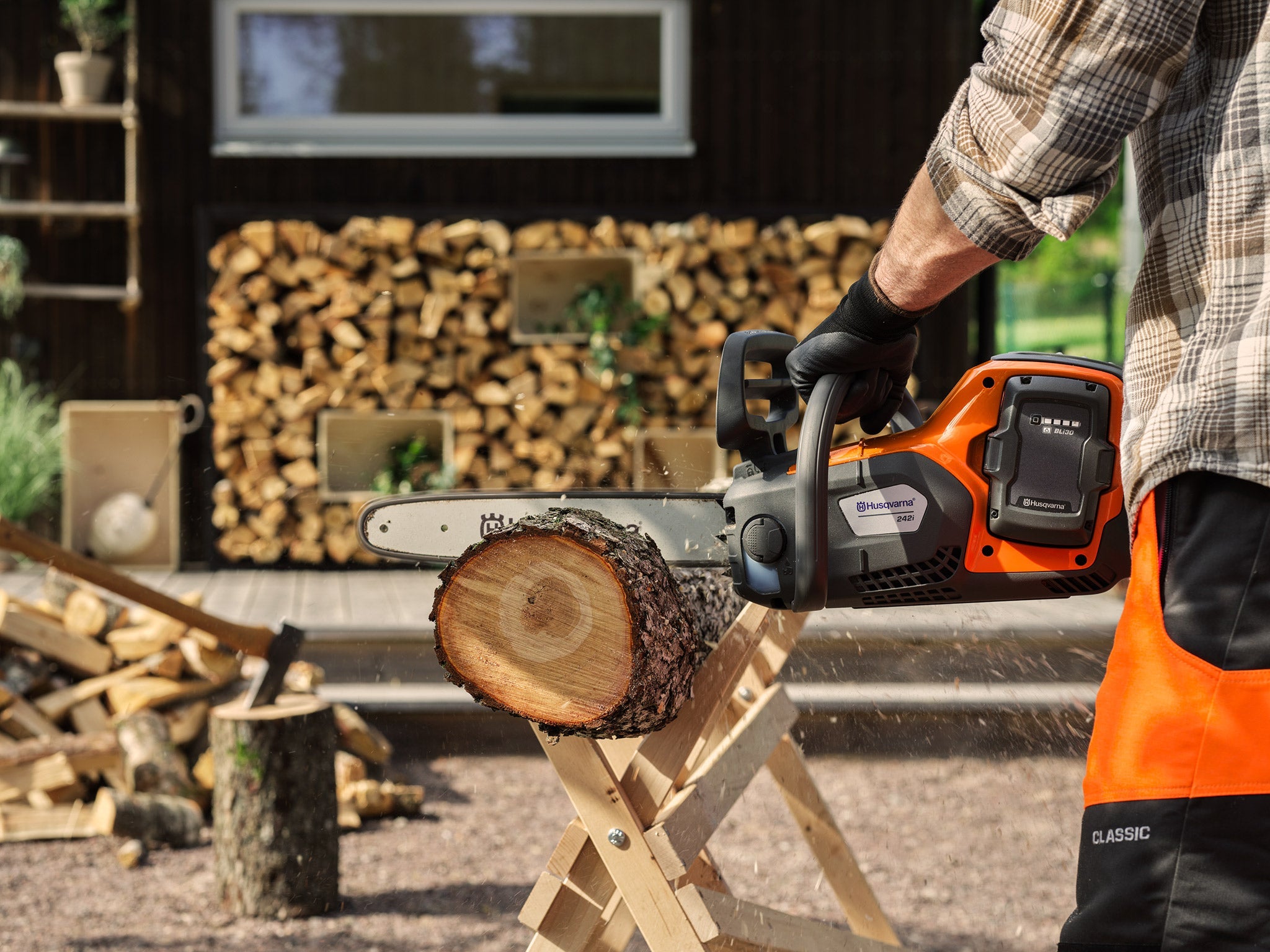 Husqvarna 242i mit Akku und Ladegerät